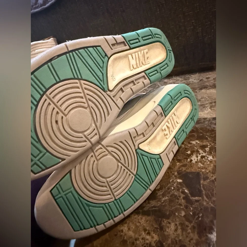 Nike. Wmns Air Jordan 2 Retro 'Crystal Mint'. Size 8.